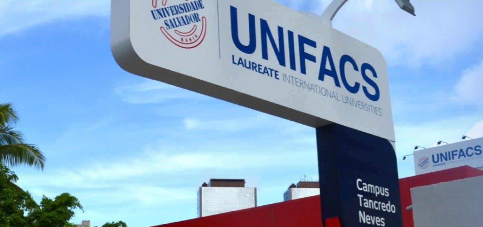 Alunos criticam falta de diálogo com a Unifacs e criam página para relatar "atrasos de vida"
