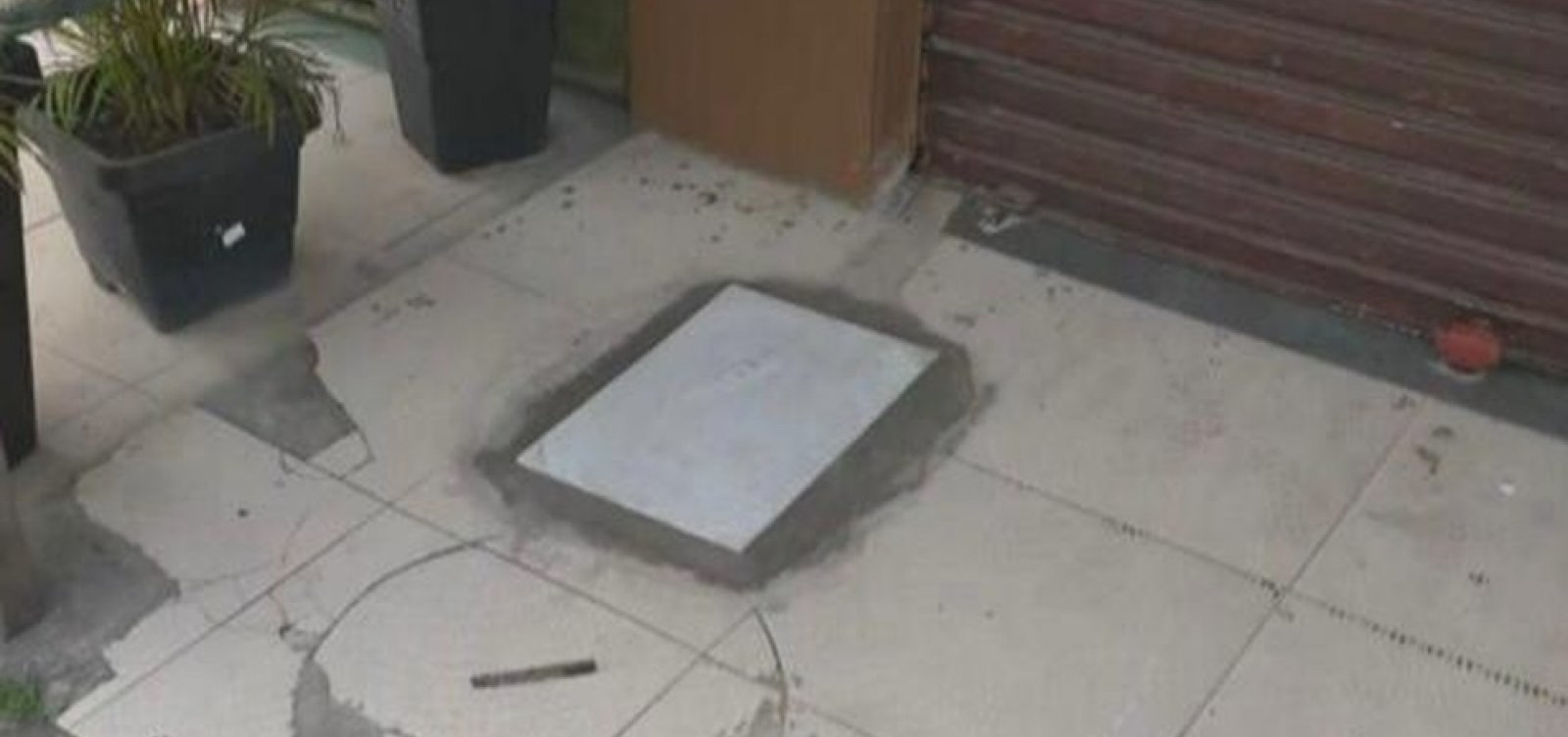 Após notificação da prefeitura, dono de bar retira vaso sanitário da calçada em Feira de Santana