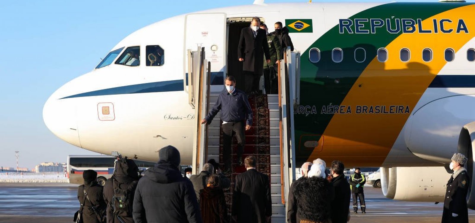 De máscara, Bolsonaro chega a Moscou para visita a Putin