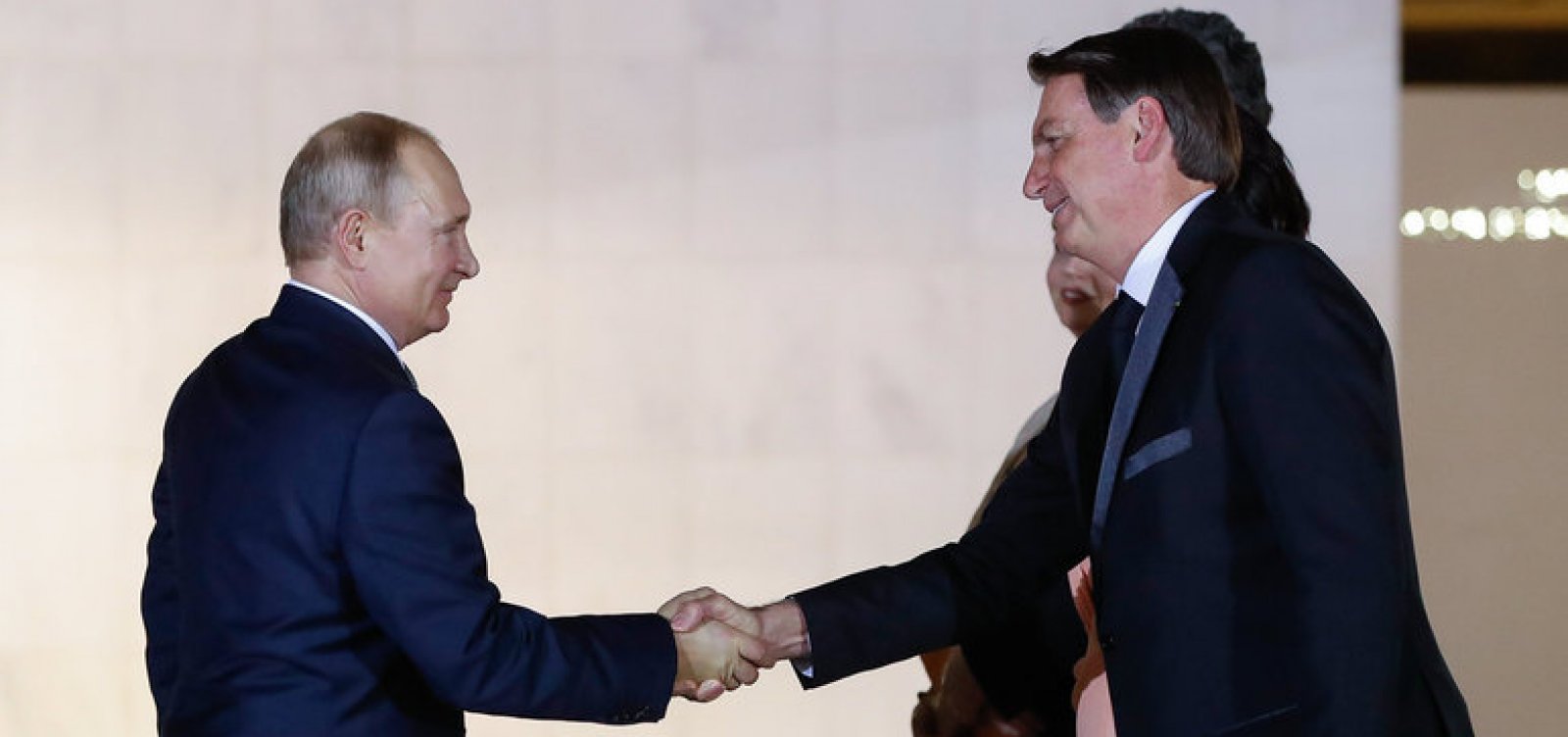 Em Moscou, Bolsonaro presta homenagem a soldados comunistas e tem reunião com Putin