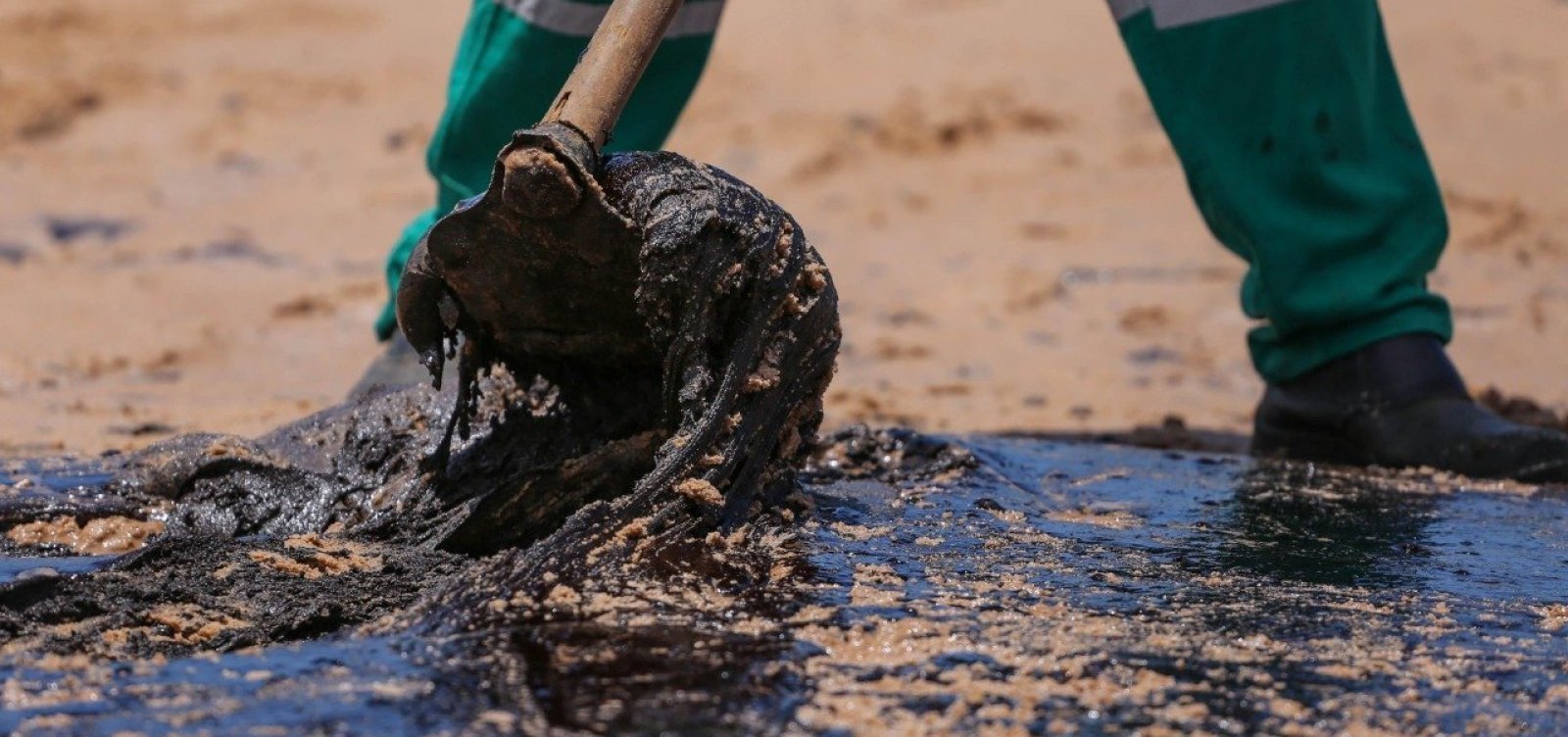 Novas manchas de óleo são vistas em Candeias: "Origem desconhecida", diz especialista