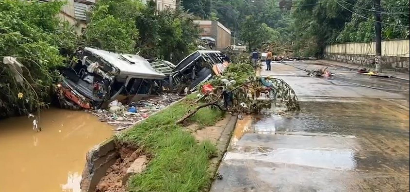 Chega em 106 n&uacute;mero de mortes causadas por trag&eacute;dia em Petr&oacute;polis; ao menos 134 est&atilde;o desaparecidos