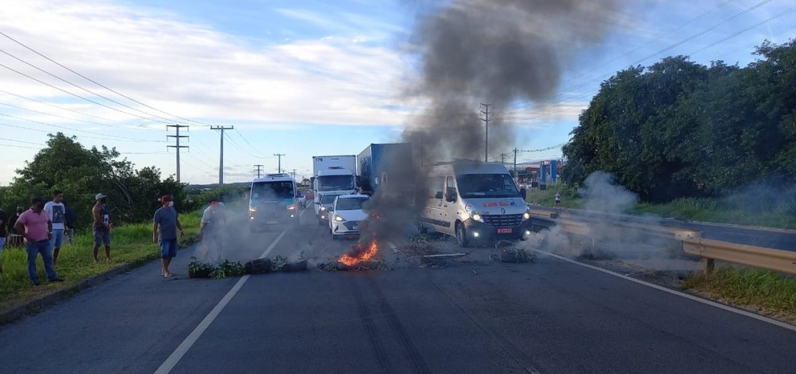 Ex-funcion&aacute;rios da Ford cobram verbas trabalhistas em ato na Via Parafuso