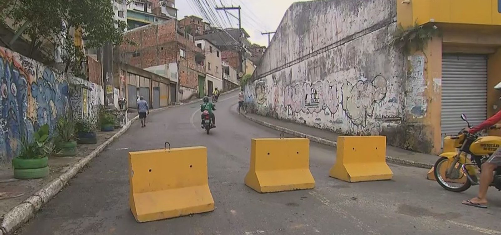 Após rompimento de adutora, Ladeira do Pau Miúdo é interditada; bairro está sem água