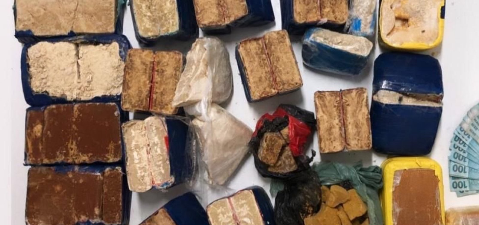 A&ccedil;&atilde;o conjunta da pol&iacute;cia apreende 26 quilos de crack em ve&iacute;culos no interior da Bahia