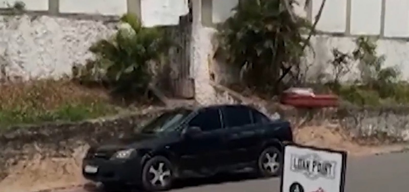 Caixão com corpo de idoso é abandonado em porta de cemitério em Itabuna