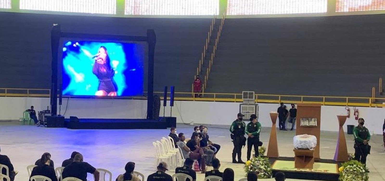 Em velório aberto, fãs se despedem de Paulinha Abelha em Aracaju