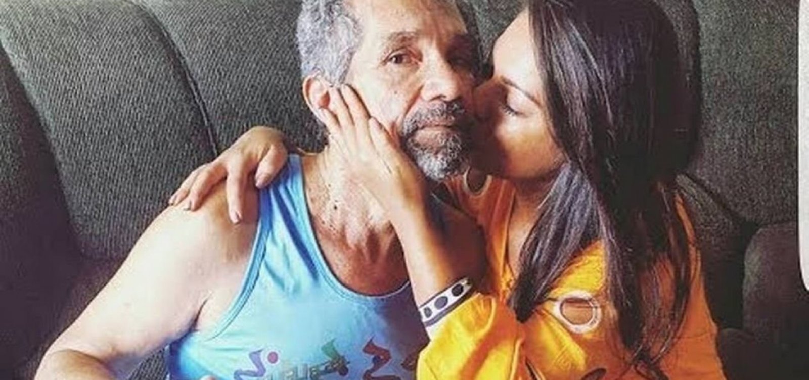 Pai de Paulinha Abelha ainda não sabe de morte da cantora