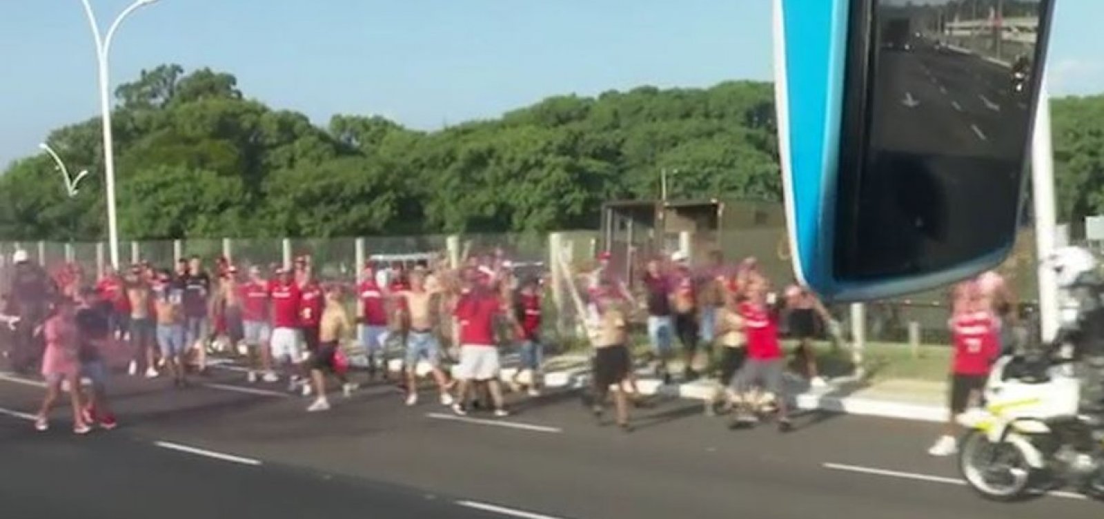 Ônibus do Grêmio é apedrejado e jogador sofre traumatismo craniano 