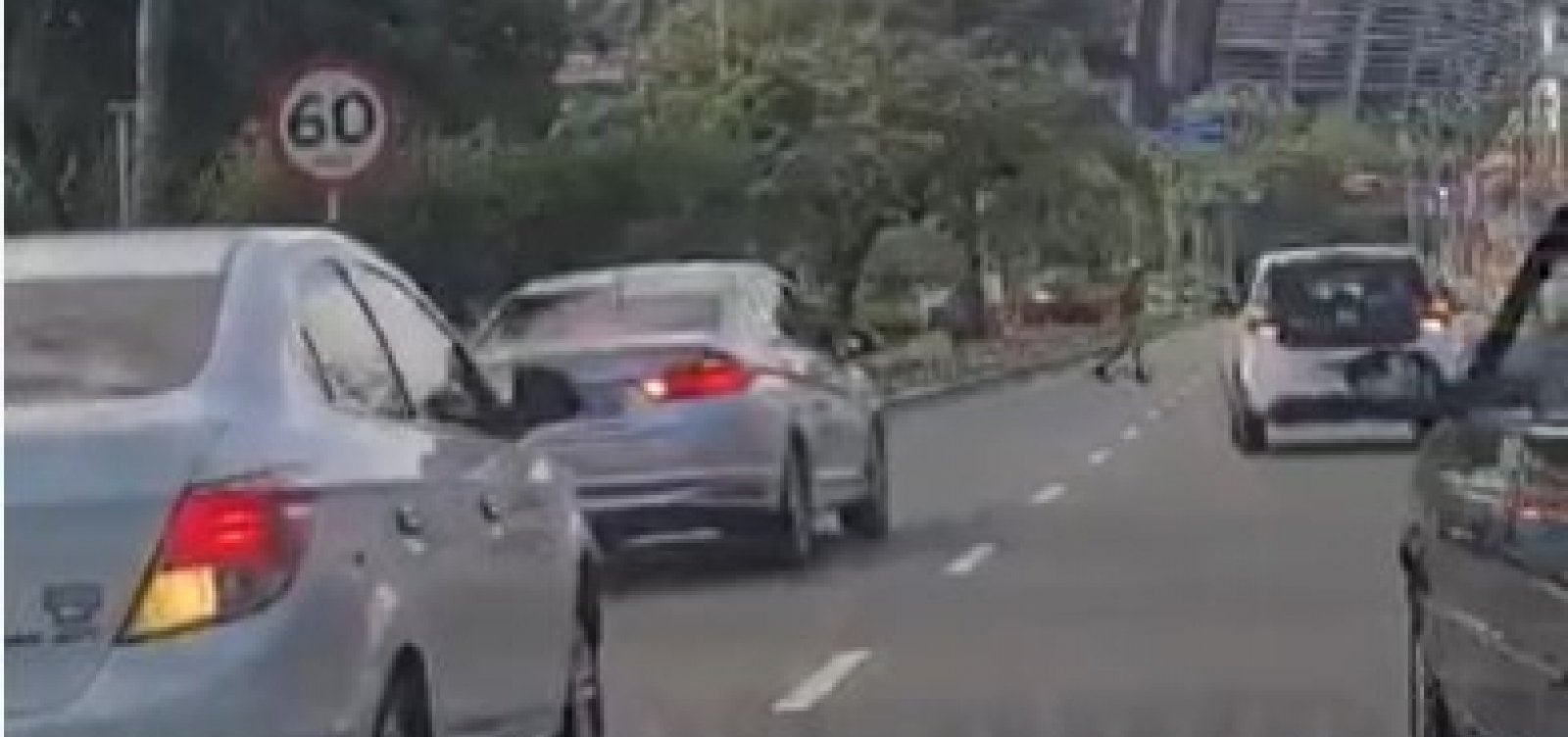 Criminosos aparecem armados na região do Dique e motoristas recuam assustados