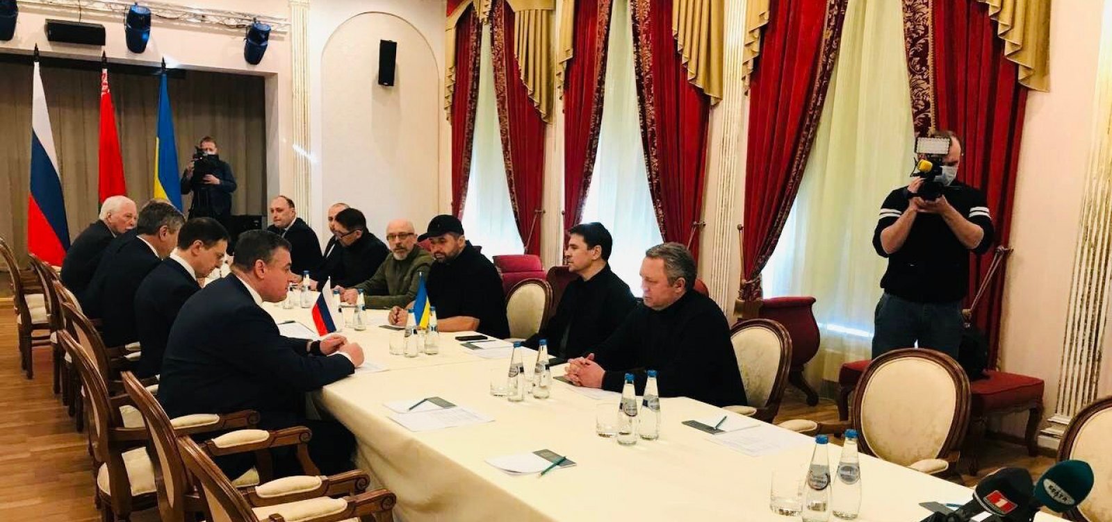 Em 5&deg; dia desde o in&iacute;cio da invas&atilde;o, R&uacute;ssia e Ucr&acirc;nia negociam em Belarus