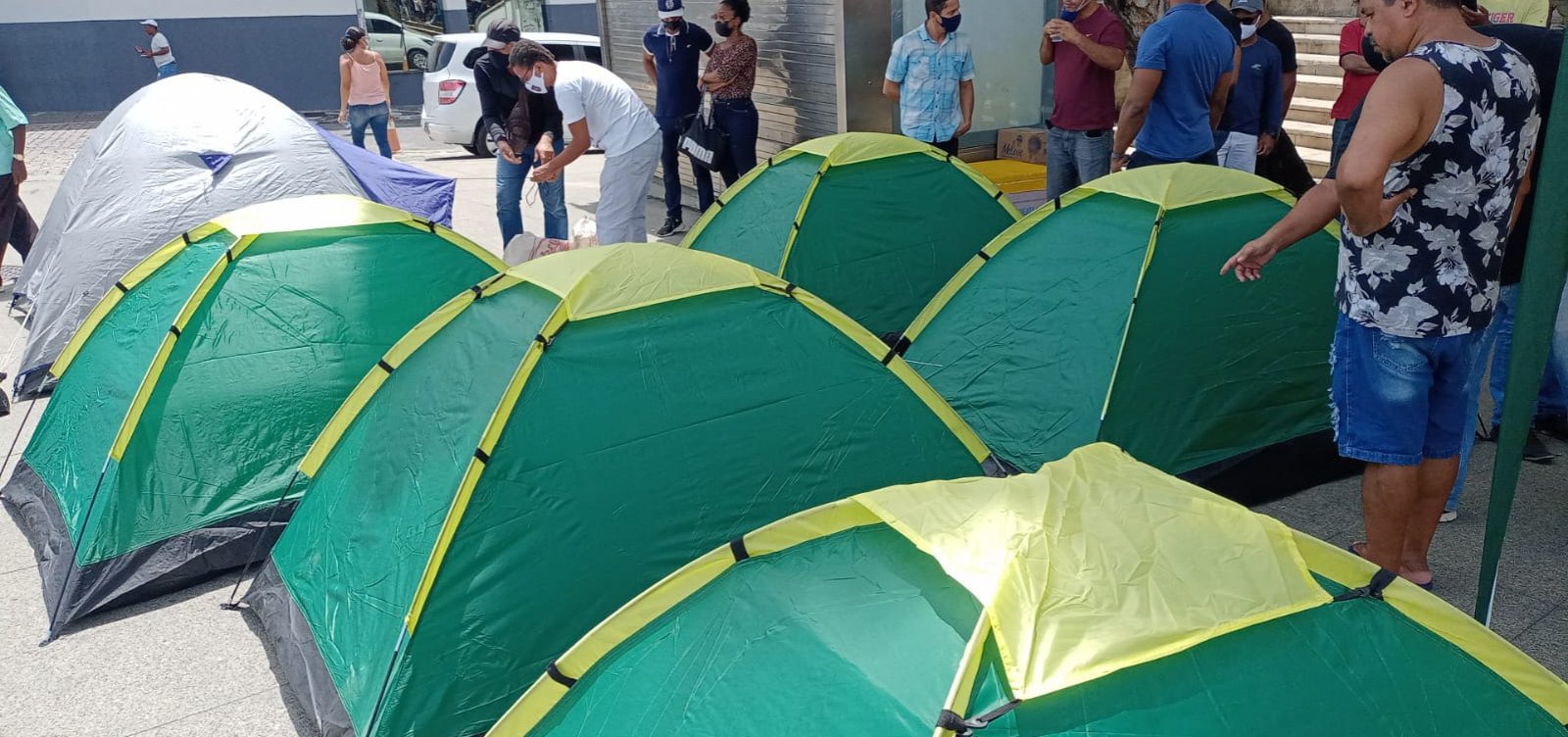 Guardas municipais acampam em frente à prefeitura e pedem plano de carreira 
