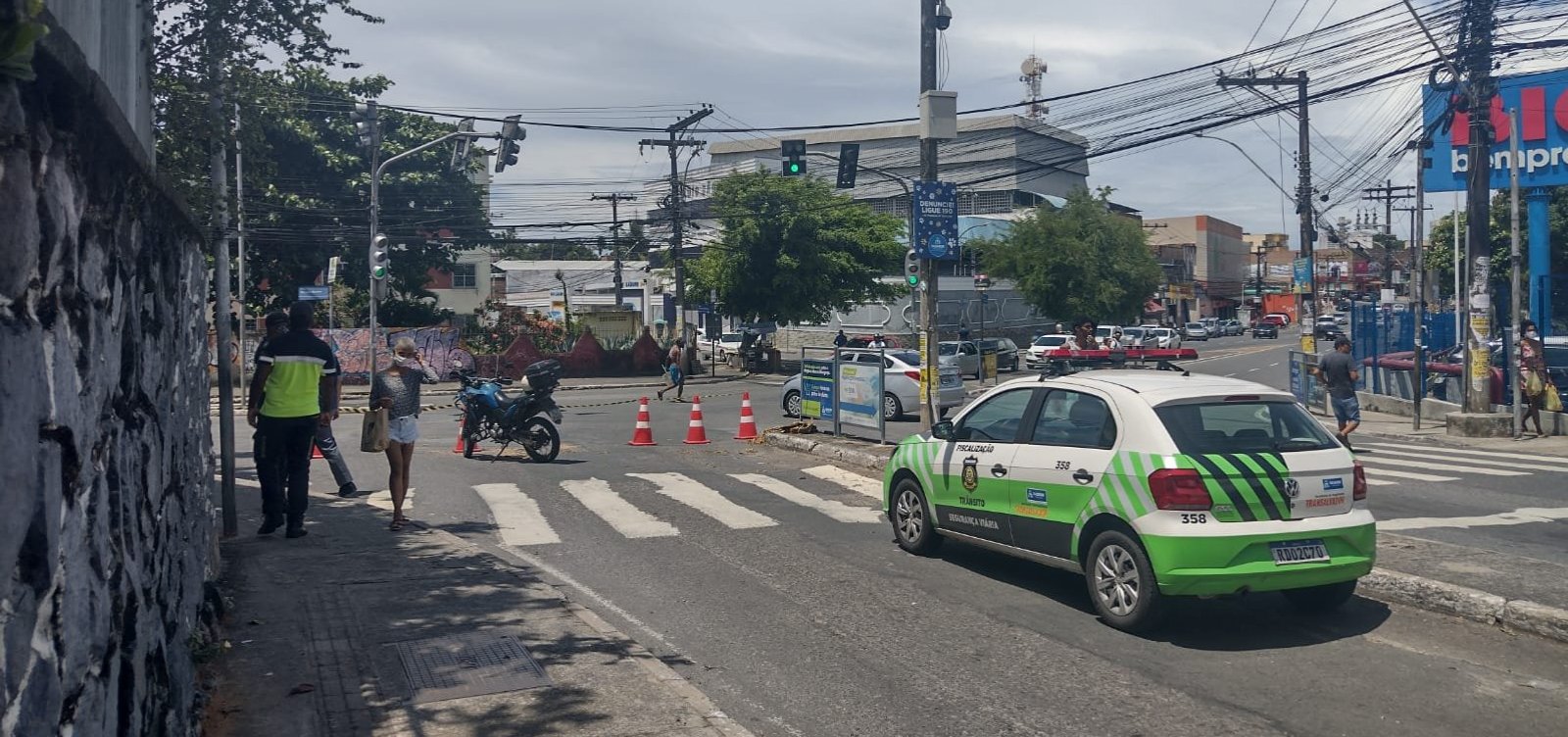 Por causa de chuva, asfalto cede na Estrada das Barreiras e parte de via é interditada