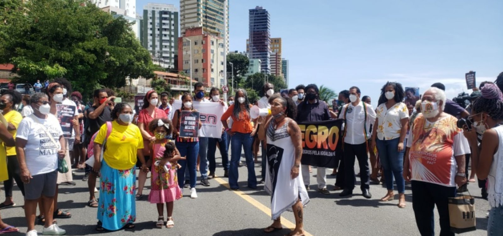 Moradores da Gamboa fazem protesto contra violência policial e fecham Avenida Contorno