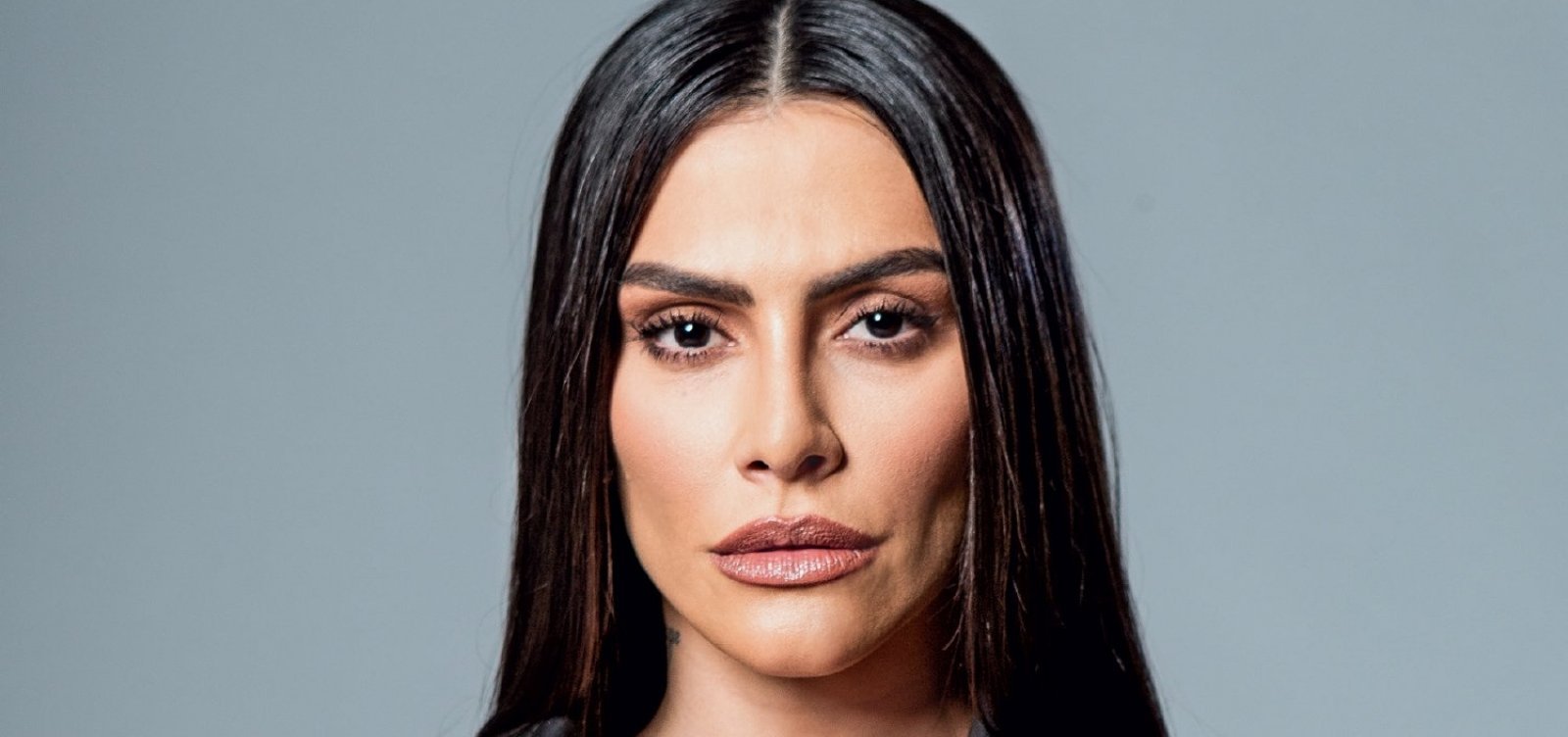 Após prestigiar pré-estreia de filme em Salvador, Cleo será entrevistada no Revele desta sexta