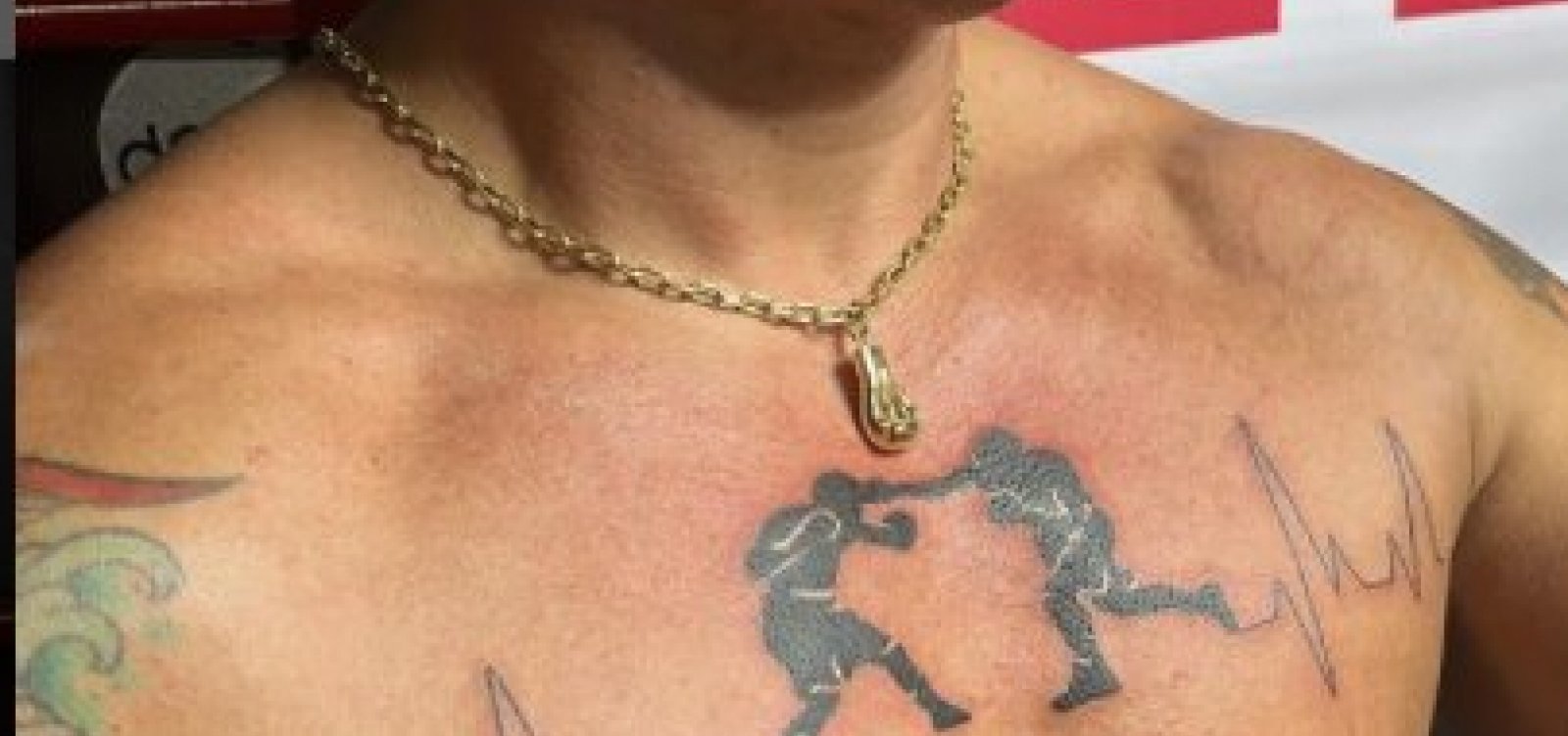 Popó tatua luta contra o humorista Whindersson Nunes