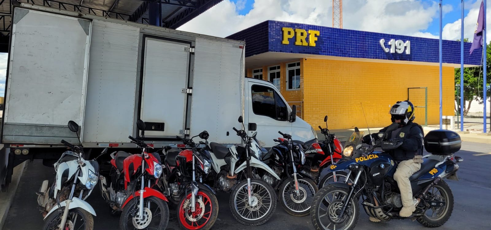 PRF encontra seis motocicletas adulteradas em compartimento de carga de caminhão baú