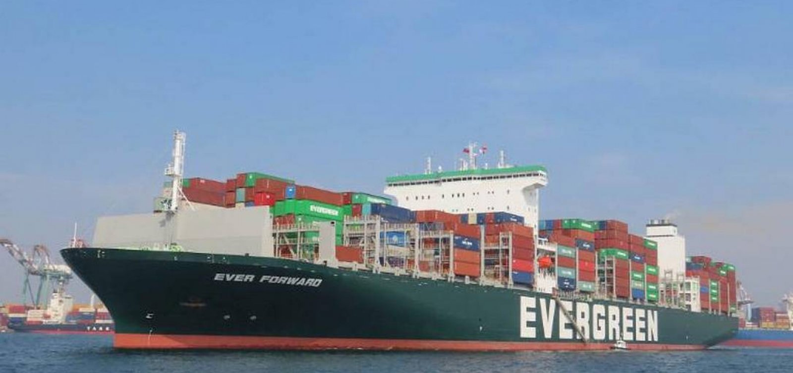 Mais um navio gigante da Evergreen encalha