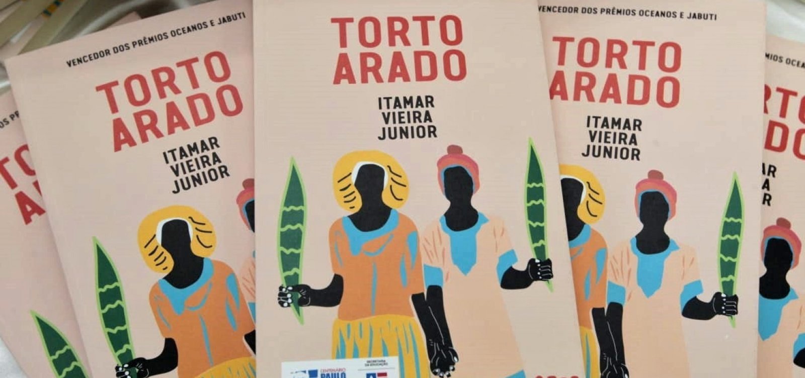 Governo compra seis mil exemplares do premiado 'Torto Arado' para adotar na escola pública