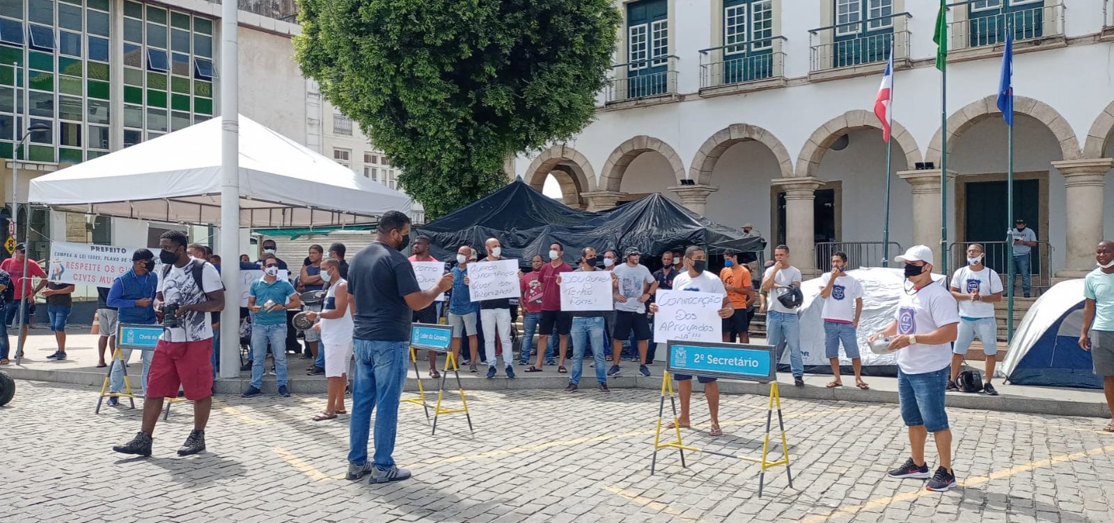 Acampados há 16 dias, guardas municipais realizam panelaço por plano de carreira