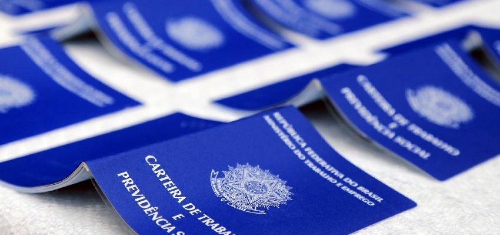 Desemprego cai a menor patamar desde 2016, mas renda do brasileiro continua em decl&iacute;nio