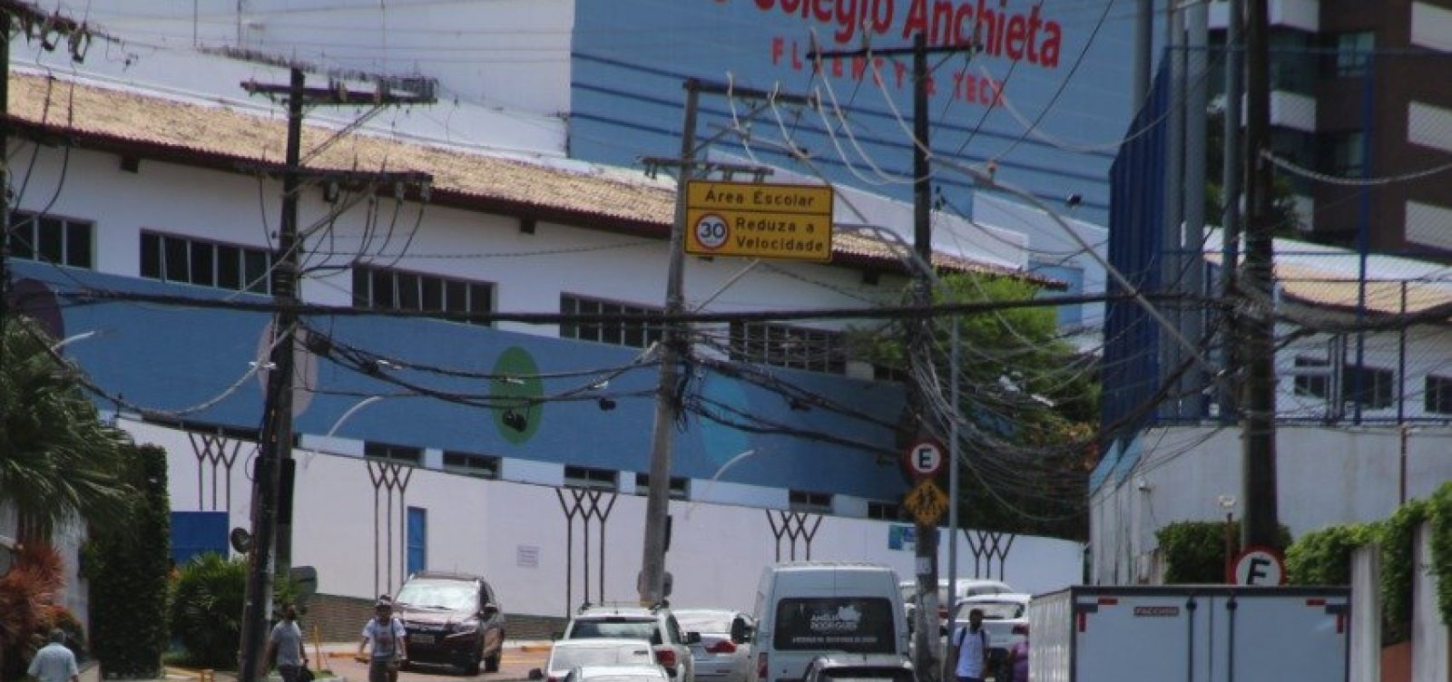 Trânsito de Salvador piora com retorno dos colégios particulares e má educação dos pais