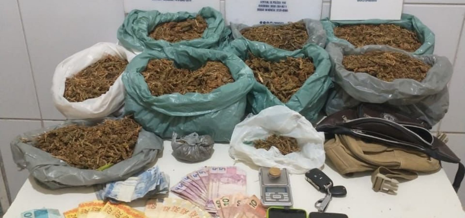 Policiais flagram dupla com mais de cinco quilos de maconha em Juazeiro 