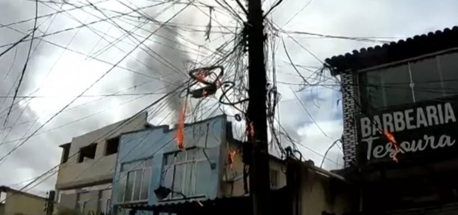 Rua no Engenho Velho da Federação é interditada após incêndio em fiação de poste