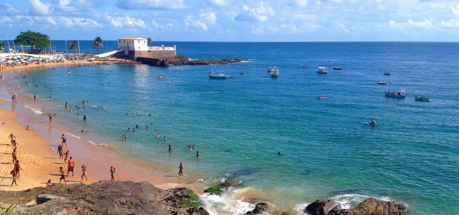 Policial militar avista tubarão no mar do Porto da Barra e retira banhistas da água