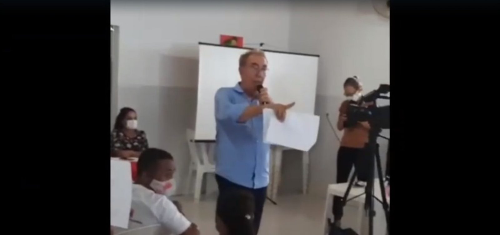 Prefeito bate-boca e quase 'sai na mão' com professores em cidade da Chapada; veja vídeo