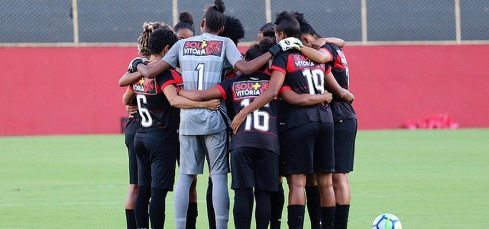 Sem recursos e com salários atrasados, Vitória encerra atividades do futebol feminino