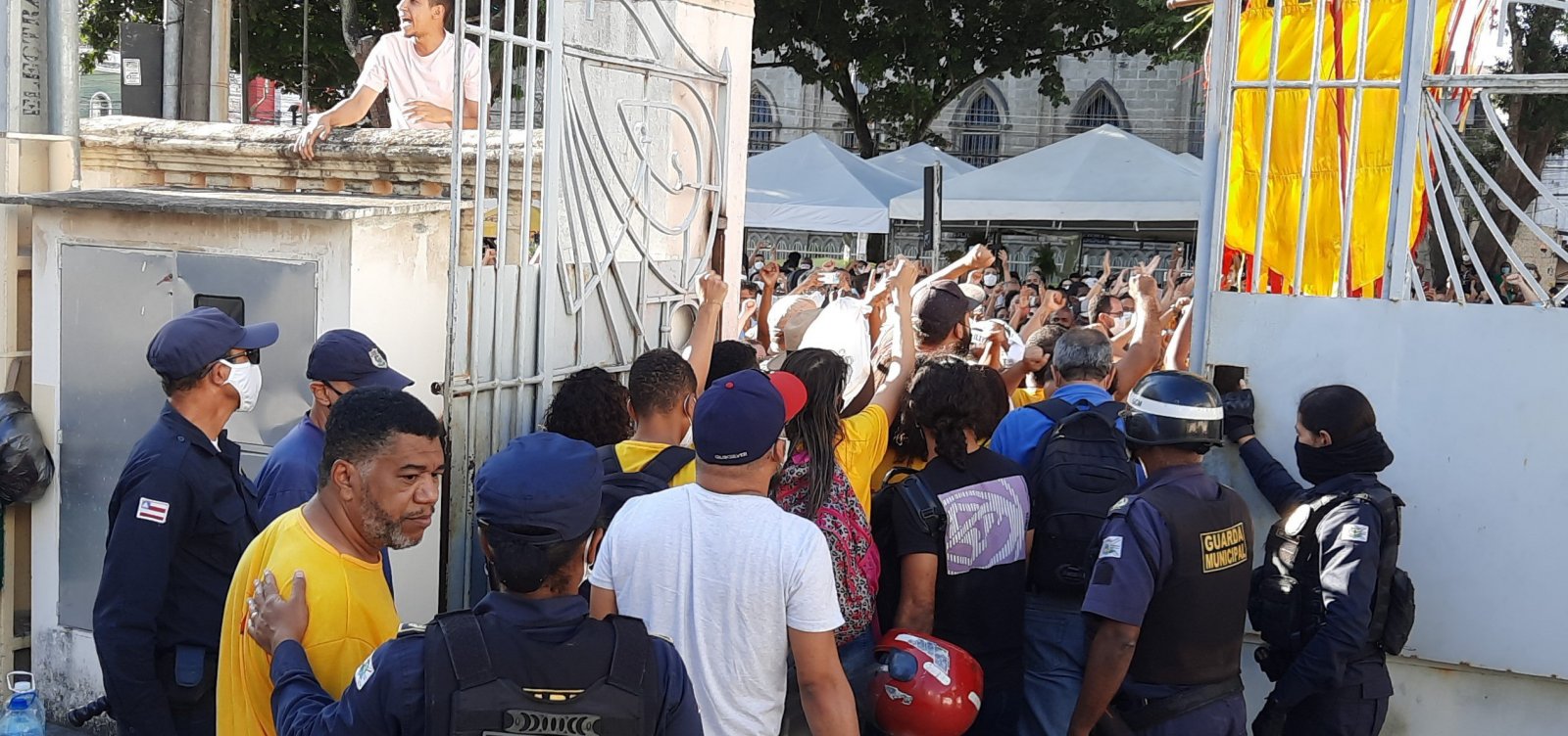 Após casos de violência, liminar ordena saída de professores do prédio da prefeitura de Feira