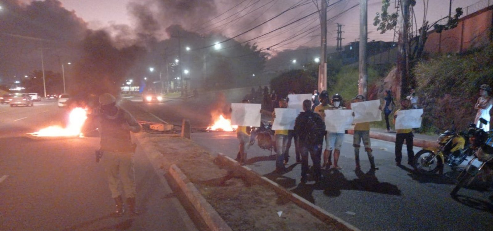 Mototaxistas realizam protesto pela morte de colega e complicam trânsito na Paralela