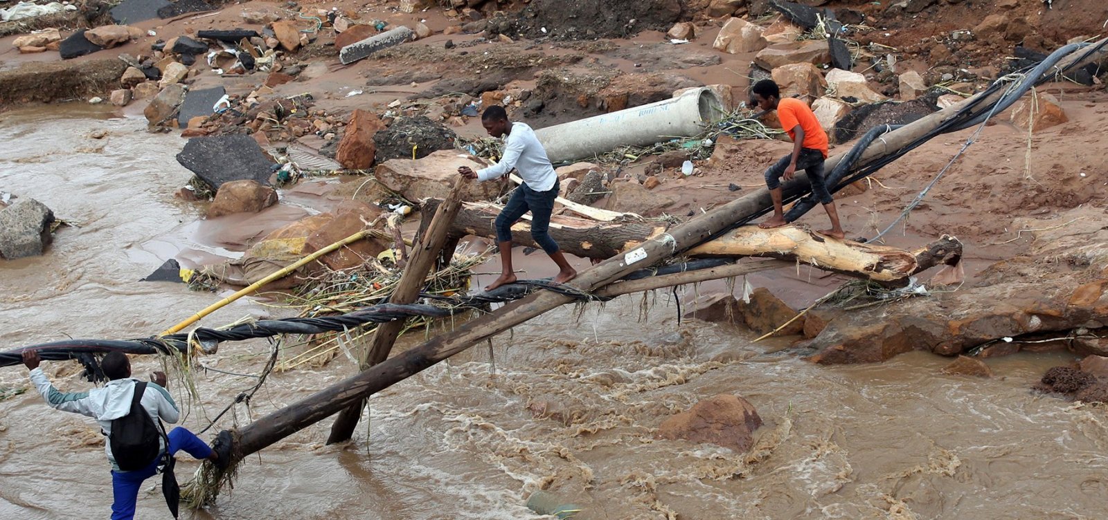 Inundações deixam quase 400 mortos por enchentes na África do Sul