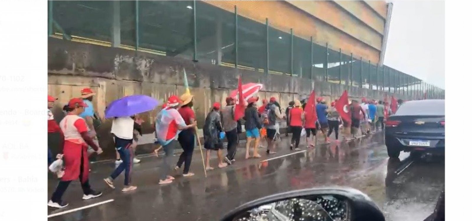 Com chuva, passeata do MST chega na Avenida ACM e trava Salvador; veja vídeo