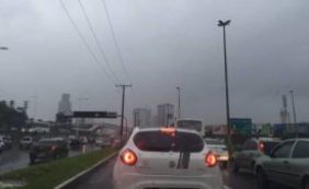 Chuva complica trânsito nesta manhã em Salvador e BR-324
