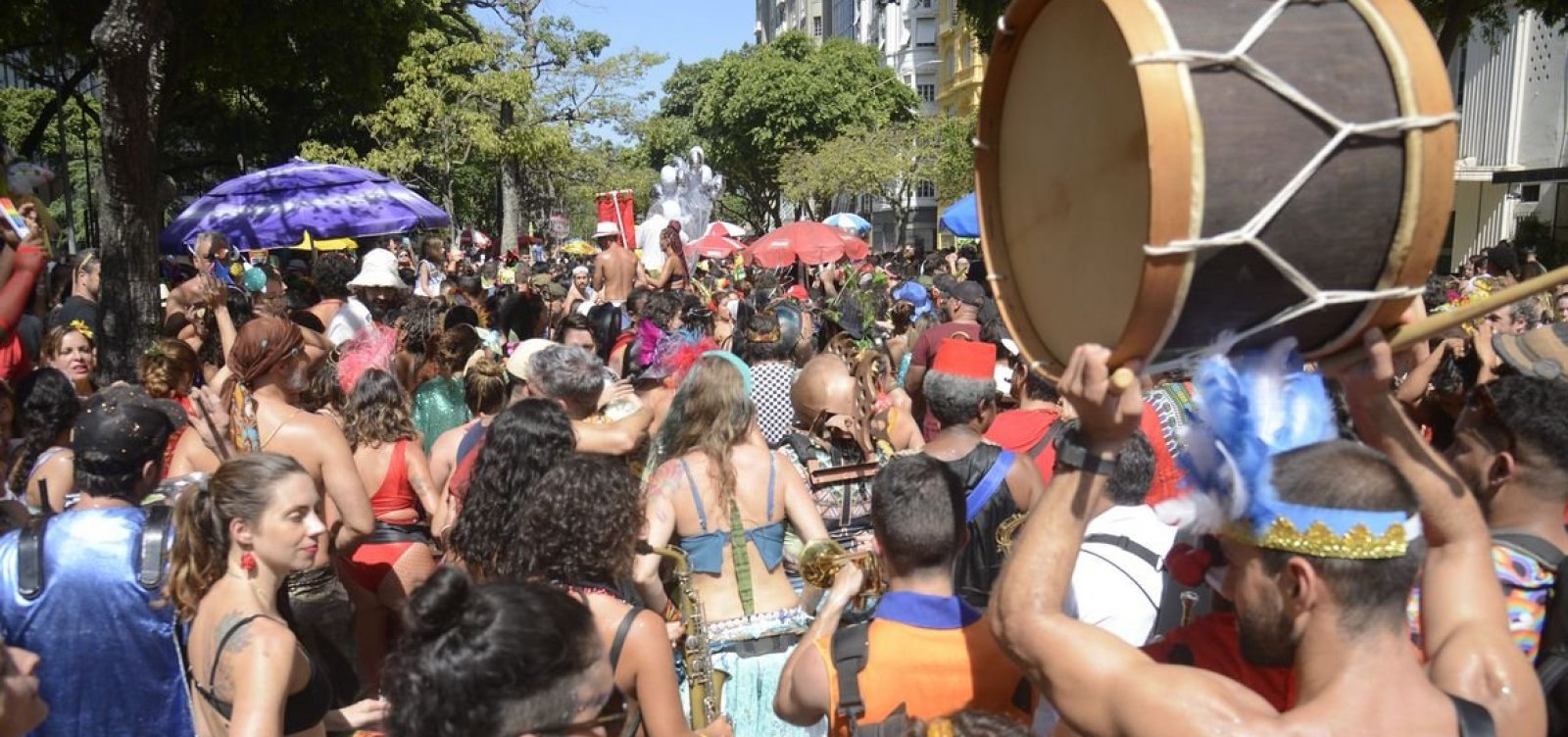  Carnaval fora de época no Rio também tem blocos na rua