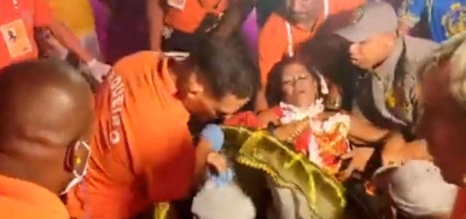 Idosa &eacute; imprensada por carro aleg&oacute;rico em desfile de escola de samba do Rio