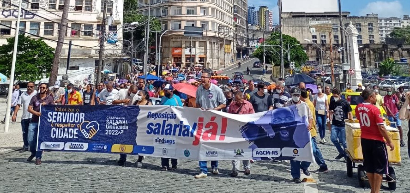 Servidores municipais de Salvador realizam protesto em campanha salarial; assembleia avaliará paralisação