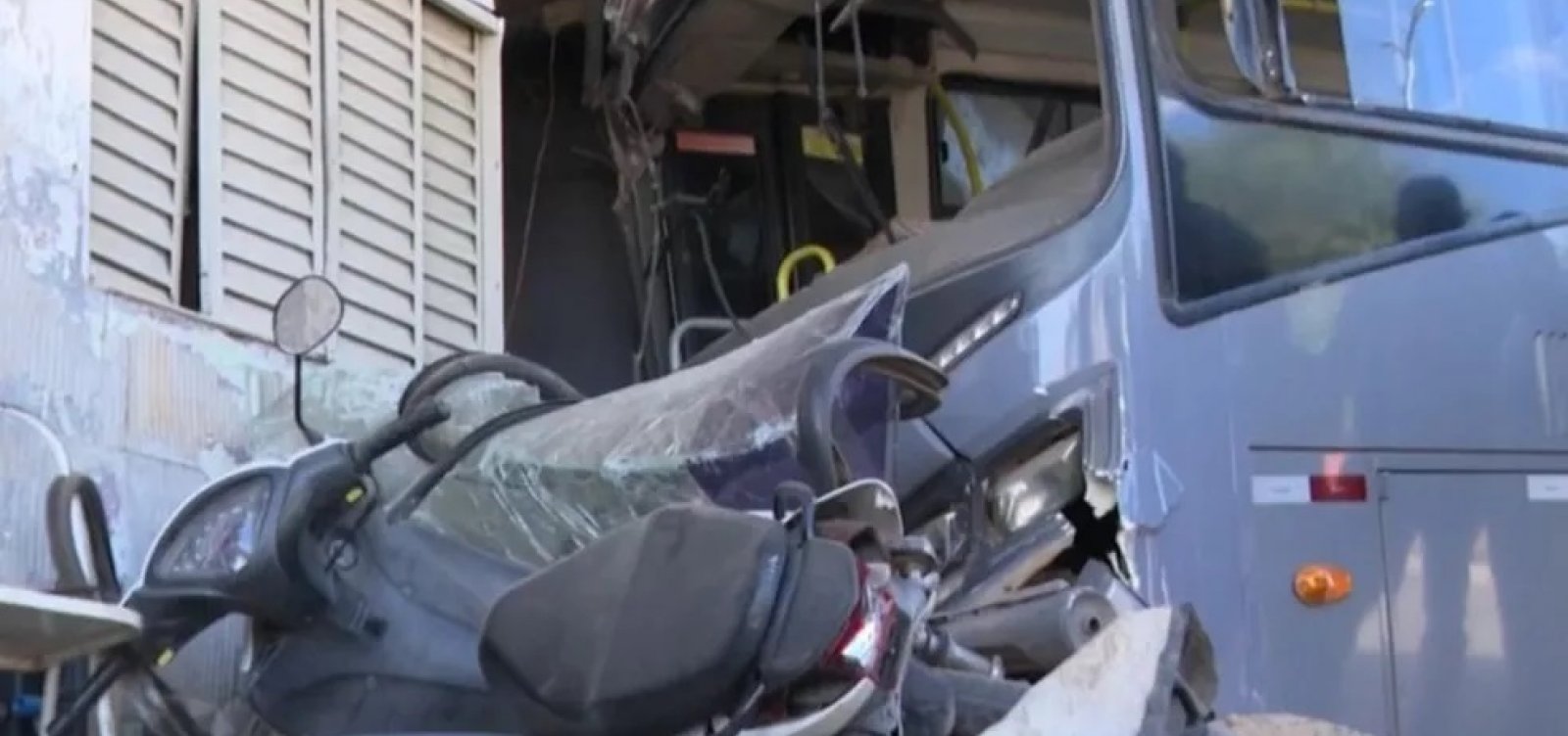 Motorista não puxa freio e ônibus invade ponto comercial em Barreiras 
