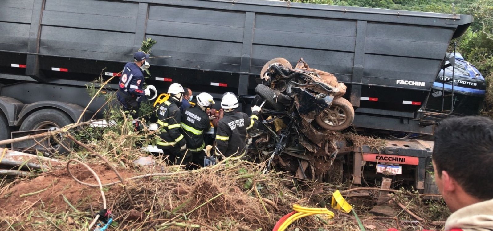 Batida Entre Carro E Carreta Na Br 324 Deixa Duas Pessoas Mortas E Uma Ferida Metro 1 