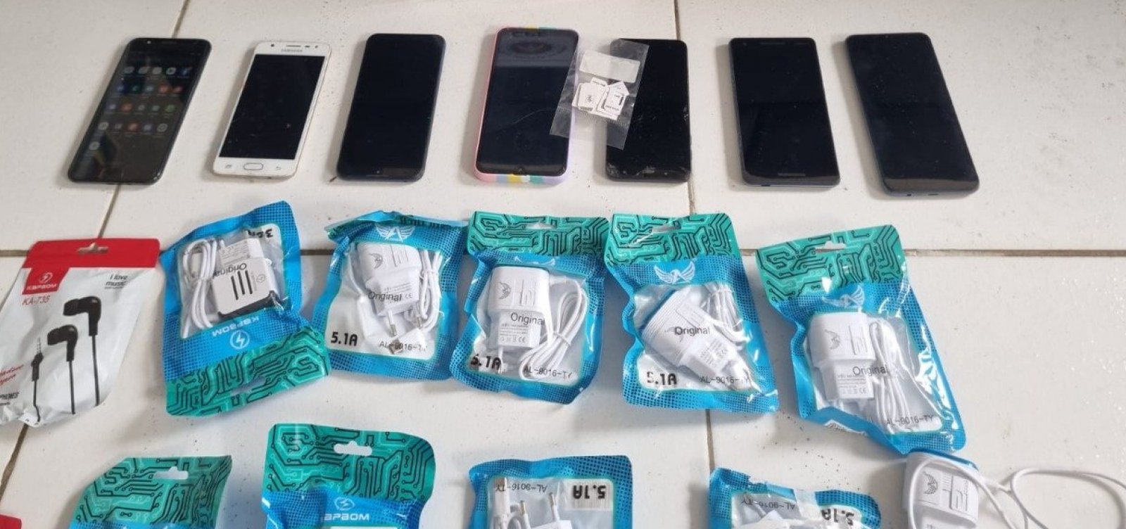 Policiais flagram suspeitos tentando arremessar celulares e drogas em presídio de Salvador