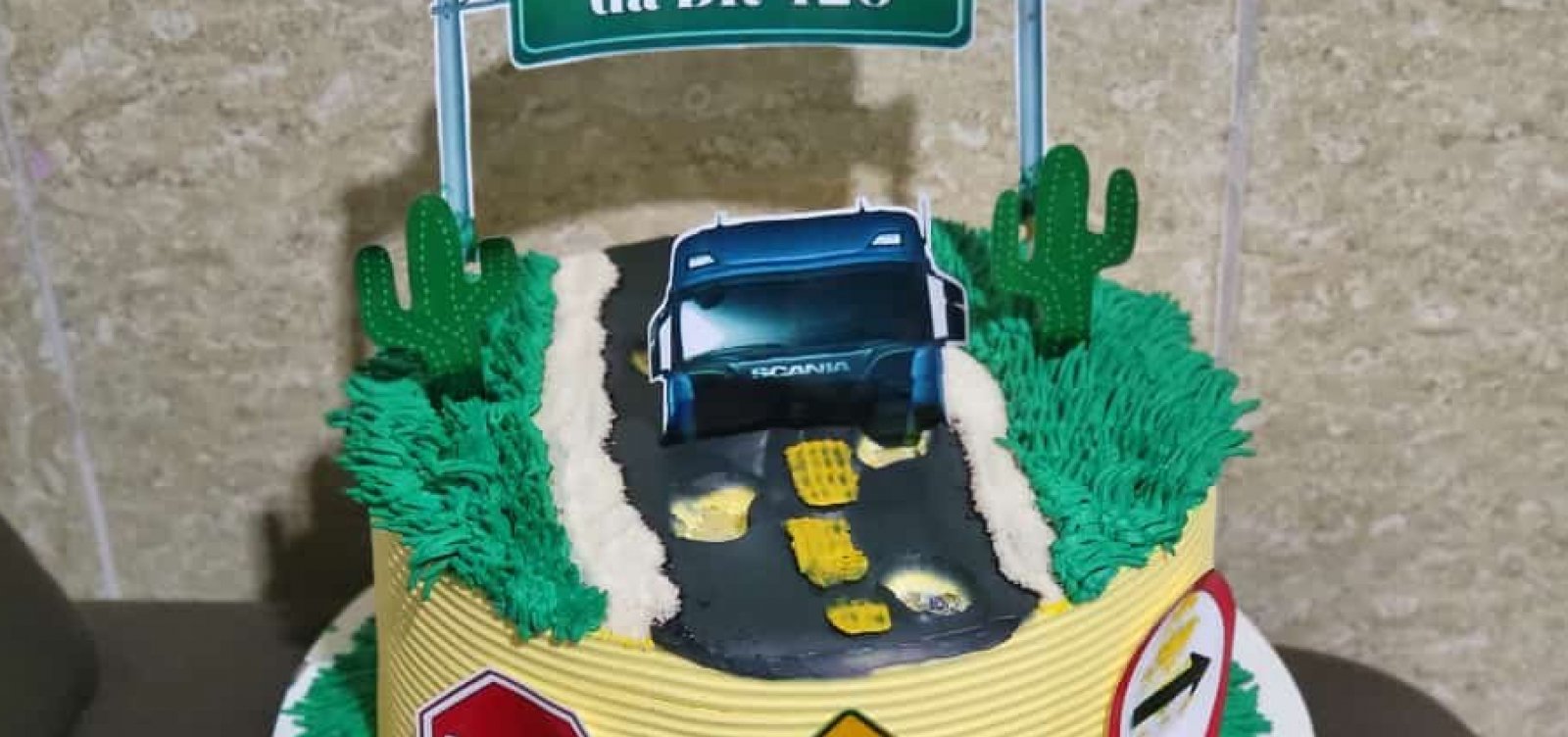 Com bolo decorado com buracos, moradores de Maragojipe celebram aniversário da BR-420