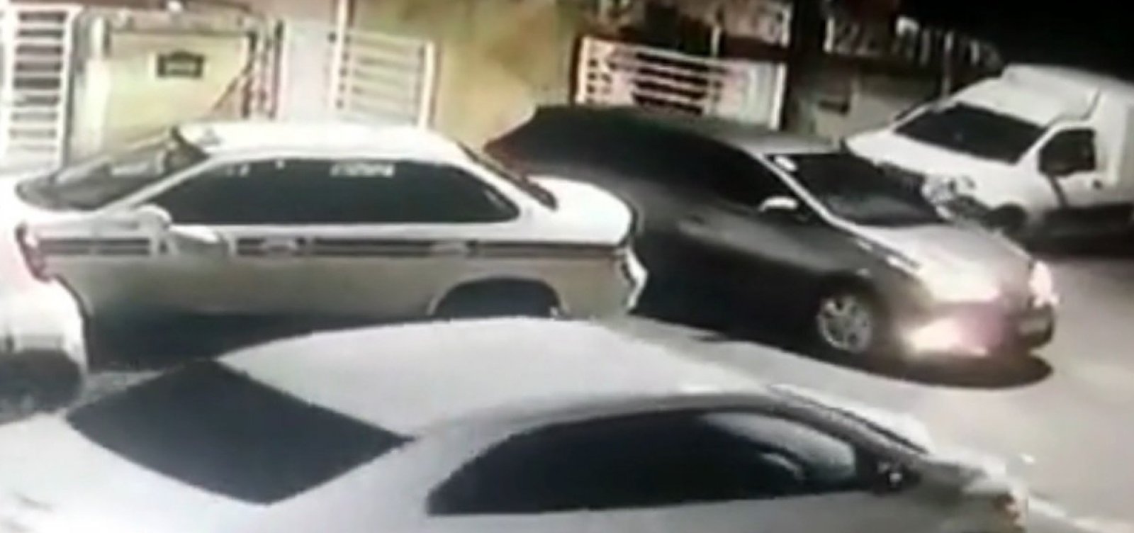 Bandidos assaltam morador e levam carro enquanto estacionava no IAPI; veja vídeo  