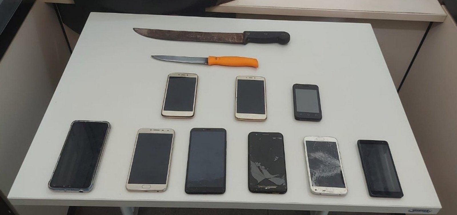 Vídeo: Alunos são roubados em frente a colégio particular em Lauro de Freitas; PM recupera celulares 