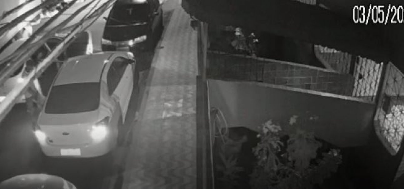 Motorista por aplicativo tem carro roubado ao estacionar na porta de casa em Pernambués; veja vídeo