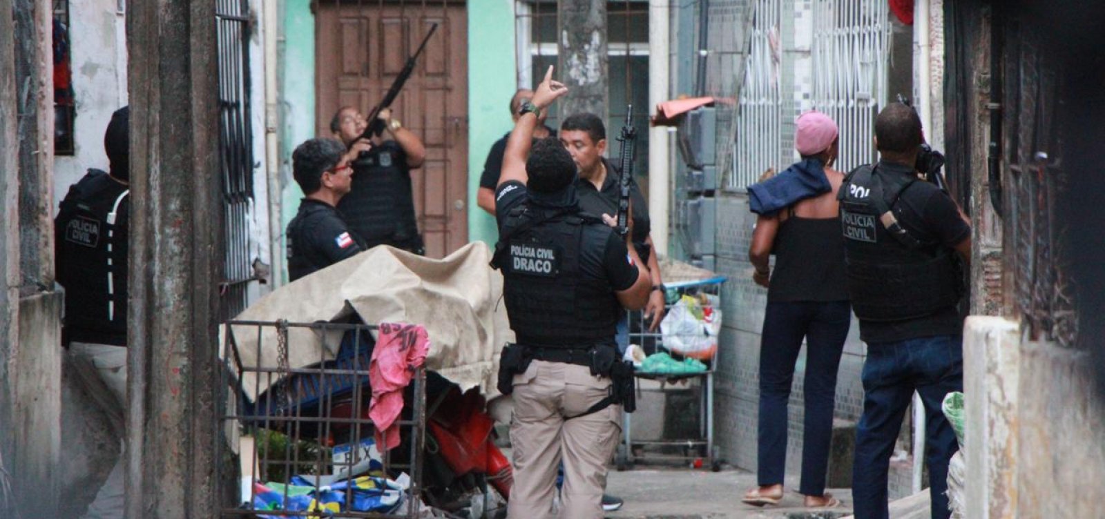 Operação contra tráfico de drogas prende quatro e apreende armas em Pernambués 