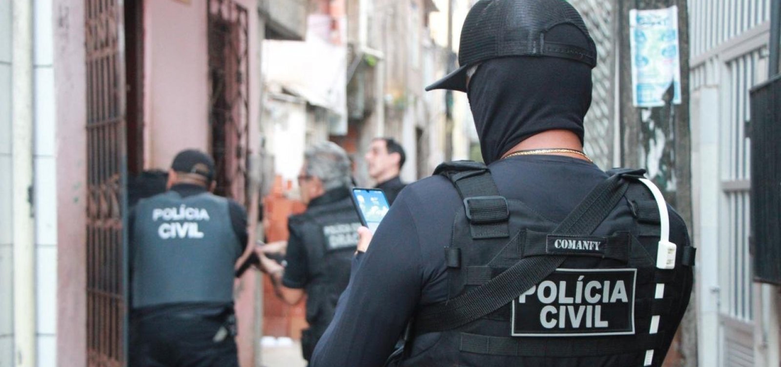 Dez pessoas são presas durante operação contra tráfico de drogas em quatro bairros de Salvador