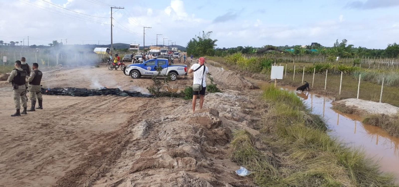 Moradores de Maraú fecham pista por estrada em más condições; prefeitura culpa chuva