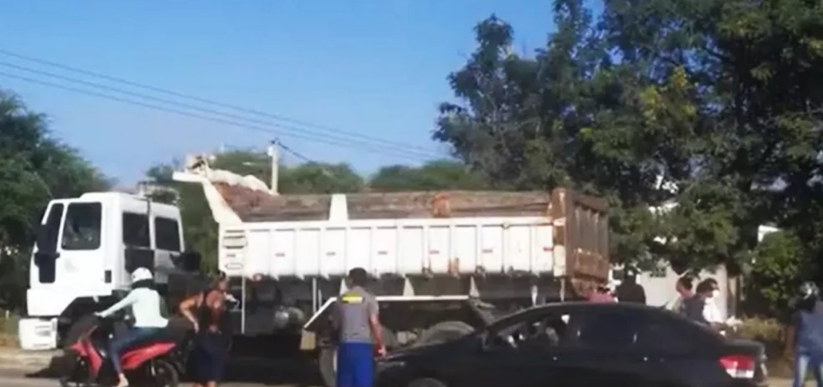 Jovem perde controle de motocicleta e morre ao parar embaixo de caminhão em Jequié  